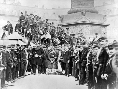 Tropas de la Comuna de París en la Plaza Vendôme, 1871 de French Photographer